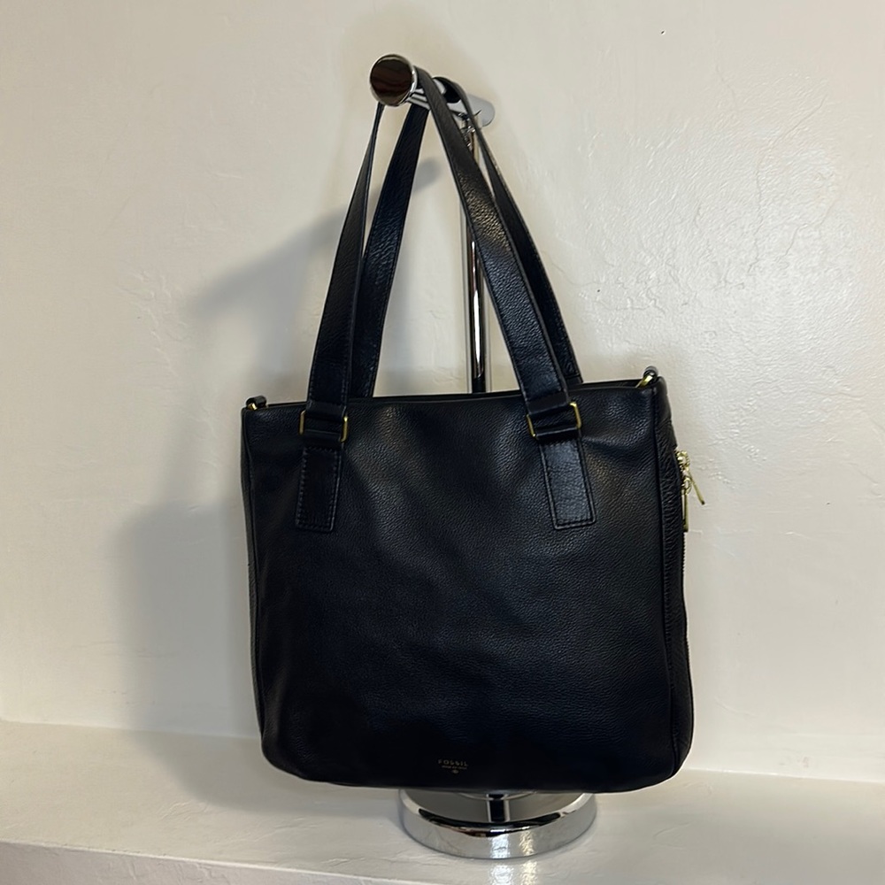 Fossil black leather shoulder bag w/ zip extension detail